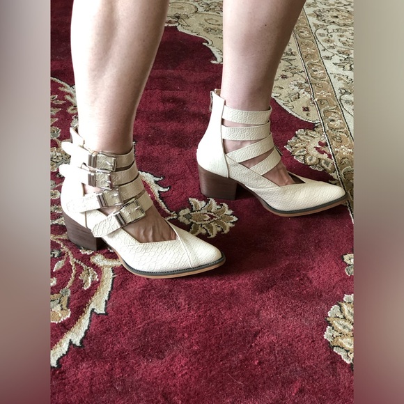 Arider Girl Shoes - Strappy Almond-Toe Block Heel Ankle Boot in Cream. Brand new